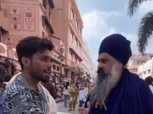 गोल्डन टेंपल हेरिटेज स्ट्रीट पर युवक की पिटाई,VIDEO:निहंग बोला- श्रद्धालुओं को कमरे लिए परेशान करता; फैमिली का वीडियो देख पहुंचे