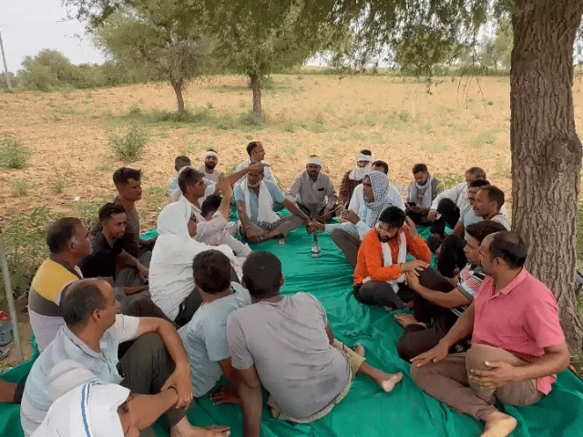 ग्रामीण बोले- कंपनी को काम नहीं करने देंगे:पावर ग्रिड के तार के बदले मुआवजे की मांग, चार दिन से धरने पर बैठे