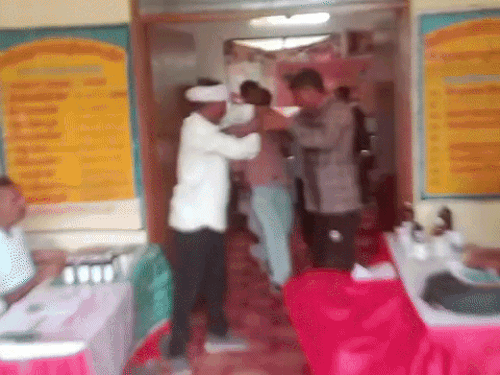 ग्रामीण सेवा शिविर में युवक ने खुद पर डाला पेट्रोल:आत्मदाह की कोशिश, लोगों ने बचाया; रास्ते के विवाद से परेशान था