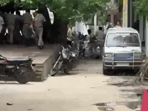 ग्रामीणों ने पथराव किया तो पुलिस ने बरसाए डंडे:सड़क चौड़ी करने के लिए धार्मिक स्थल की दीवार हटाने का विरोध; 2 युवक डिटेन