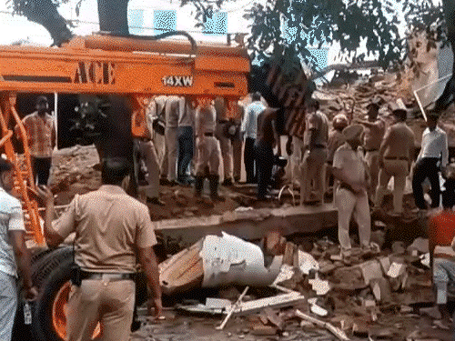 चंडीगढ़ में 54 साल पुरानी 2 मंजिला बिल्डिंग गिरी:मलबे में दबे सभी लोगों का साढ़े 5 घंटे में रेस्क्यू, 2 को सफेद कपड़े में लपेट अस्पताल भेजा