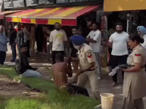 चंडीगढ़ में पुलिसकर्मी ने अर्धनग्न युवक को पीटा, VIDEO:बोले- इसने मार्केट में महिलाओं को अश्लील इशारे किए, पकड़ने पर हाथापाई की