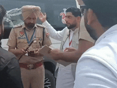 चंडीगढ़ में PM मोदी के पोस्टर फाड़े:जालंधर में DSP से भिड़े BJP नेता अंगुराल; प्रधानमंत्री की स्टेज तक पहुंचा आवारा कुत्ता