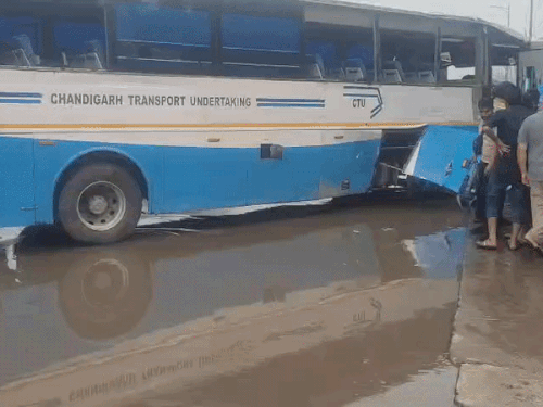 चंडीगढ़ से जाती CTU बस का स्टीयरिंग लॉक:मोहाली में बेकाबू हुई, कैंटर से जा टकराई, युवती खिड़की से बाहर गिरी