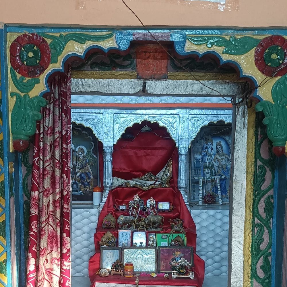चप्पल उतारकर चोरी की; तिसाया के रघुनाथजी मंदिर में दो छत्र और एक मुकुट ले गया चोर