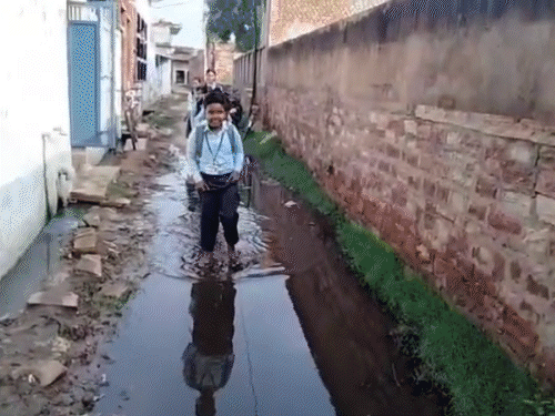चार साल से जलभराव में डूबा स्कूल का रास्ता:कीचड़ भरे रास्ते से स्कूल जाने को मजबूर बच्चे, ग्रामीणों ने समाधान की मांग उठाई