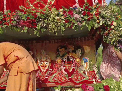 चित्तौड़गढ़ में निकली भगवान जगन्नाथ की रथयात्रा:श्रद्धालुओं ने खींची रथ की रस्सी, ड्रोन से फूल बरसाए