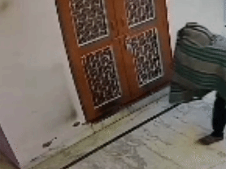 चीथवाड़ी श्रवण माता मंदिर में 7वीं बार चोरी:कंबल ओढ़कर घुसा चोर-दानपात्र उठाकर ले गया, घटना CCTV में हुई कैद