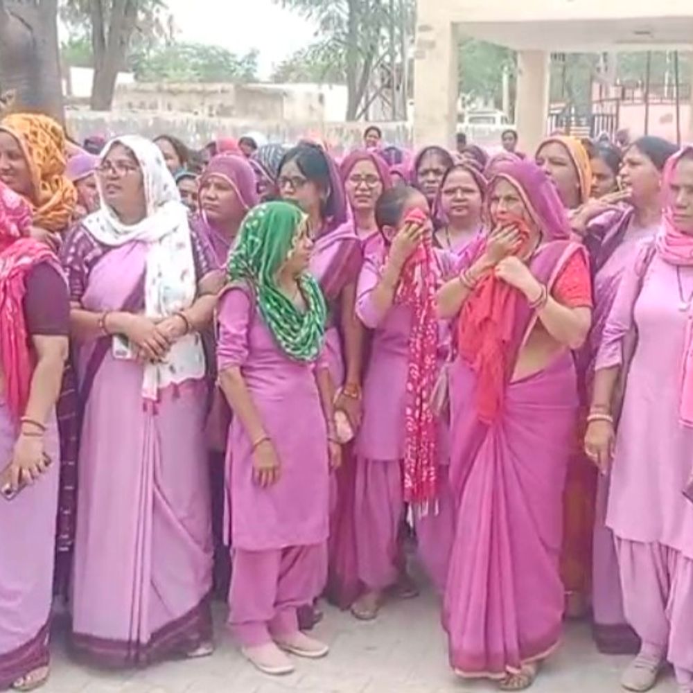 चूरू में आंगनबाड़ी कार्यकर्ताओं का फूटा आक्रोश:बाल विकास अधिकारी से लगाई गुहार, कार्यालय के सामने किया प्रदर्शन