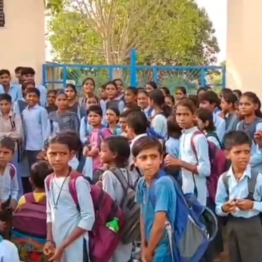 चूरू में हिंदी व्याख्याता के तबादले पर छात्रों का प्रदर्शन:बुचावास स्कूल में तालाबंदी कर स्थानांतरण रद्द करने की मांग