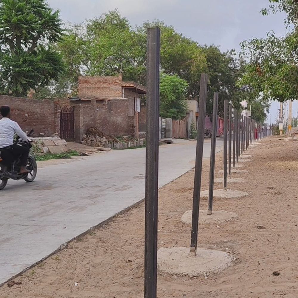 चूरू: रेलवे लाइन के किनारे लगाई जा रही जालियां:दोहरीकरण के बाद हादसों को रोकने के लिए विभाग का कदम