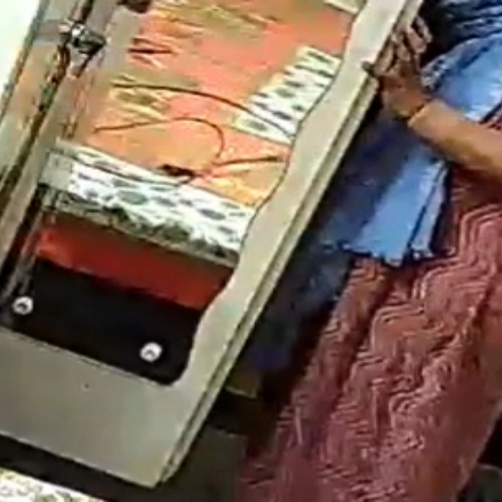 चोरी करने फ्लैट में घुसी पड़ोसी महिला, VIDEO:CCTV देख मालिक को चला पता, पड़ोसी से कहकर गेट करवाया लॉक