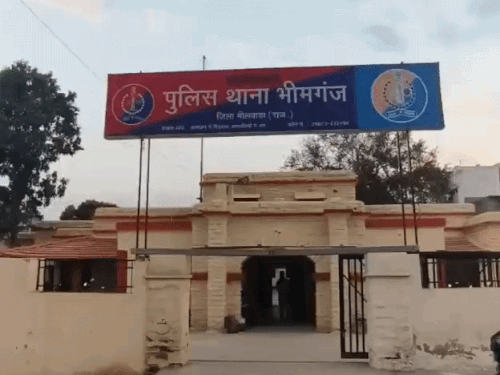 चोरी की वारदात में शामिल मां बेटे सहित 3 गिरफ्तार:दिन में रेकी के बाद रात को चोरी करते थे, मां चोरी के गहने बेचने में मदद करती थी