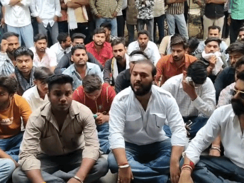 चोरी की FIR दर्ज नहीं की, थाने पर धरना:आरोप- 33 हजार रुपए चुराए, 22 हजार में समझौता करा रहे; ASI बोले- युवती ने जुर्म स्वीकारा