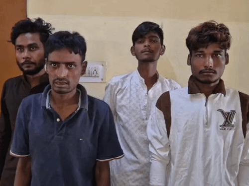 चोरी के मोबाइल का बंटवारा करते 4 युवक पकडे़:17 फोन जब्त; भीड़-भाड़ के बीच वारदात करना कबूल की