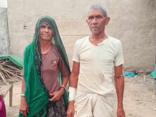 चौक में सो रहे बुजुर्ग दंपती से मारपीट, गहने छीने:बेटे के कमरे की बाहर से कुंडी लगाई; गले में पहली ज्वेलरी तोड़कर भागे