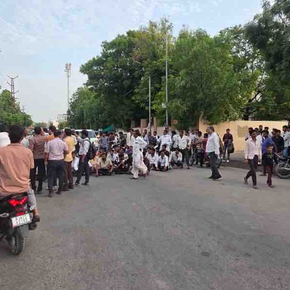 चौसाला में बंद खदान में मिला शव,5 घंटे बाद निकाला:मुआवजे की मांग परिजनों ने किया हंगामा, जिला अस्पताल के बाहर सिटी रोड जाम की