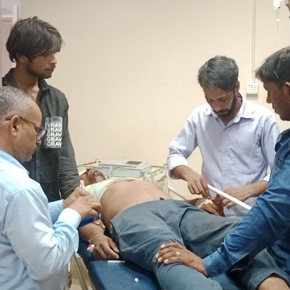 छत की पट्टी टूटी, 30 फीट नीचे गिरा मजदूर:गंभीर हालत में चूरू रेफर, राजगढ़ में निर्माणाधीन मकान में हादसा