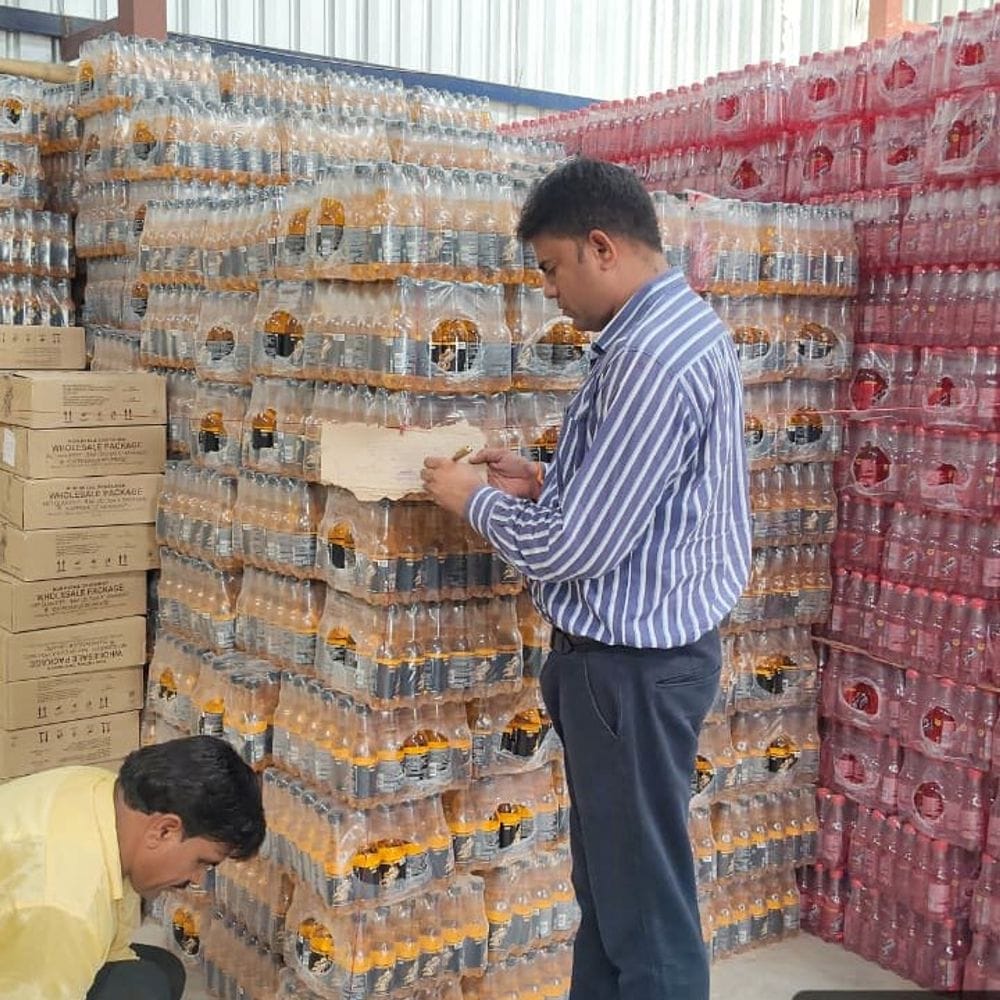 छोटी खाटू में खाद्य सुरक्षा विभाग की कार्रवाई:भ्रामक प्रचार पर पेप्सिको स्ट्रिंग के 15,780 कैन-बोतलें सीज, सैंपल जांच के लिए भेजे