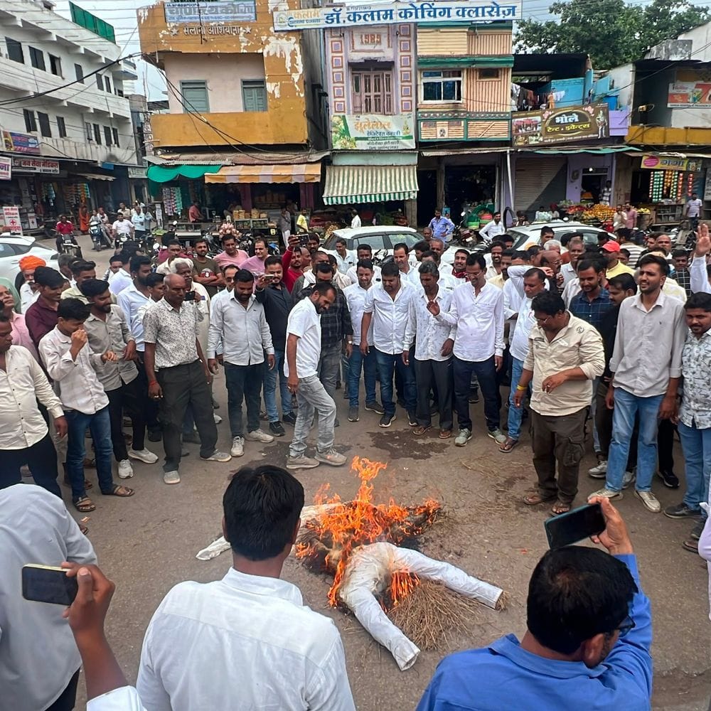 छोटी सादड़ी में पेपर लीक पर कांग्रेस का प्रदर्शन:प्रधानमंत्री का पुतला जलाया, पूर्व मंत्री आंजना ने मांगा धर्मेंद्र प्रधान का इस्तीफा