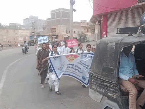 जनसंख्या नियंत्रण और जनजागरूकता को लेकर निकाली रैली:हरी झंडी दिखाकर रवाना किया, सीएमएचओ बोले- बच्चों में सही अंतराल से परिवार बनेगा खुशहाल