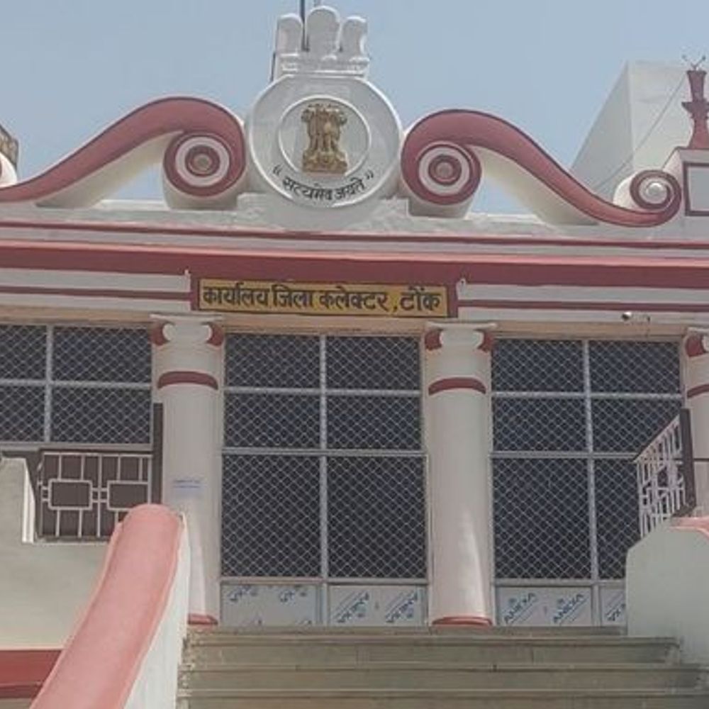 जमीनी विवाद में परिवार पर हमला, महिलाओं के कपड़े फाड़े:कलेक्ट्रेट पर प्रदर्शन, बोले-कोर्ट में स्टे के बावजूद कब्जे का प्रयास कर रहे