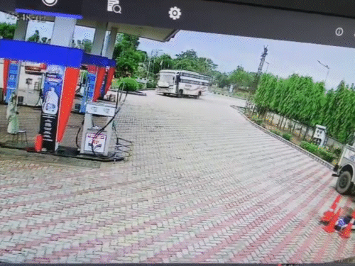 जयपुर-आगरा NH पर बस का स्टीयरिंग फेल, पेट्रोल-पंप में घुसी:दीवार तोड़कर खेत में गिरी, अगला हिस्सा चकनाचूर, 3 पैसेंजर्स घायल