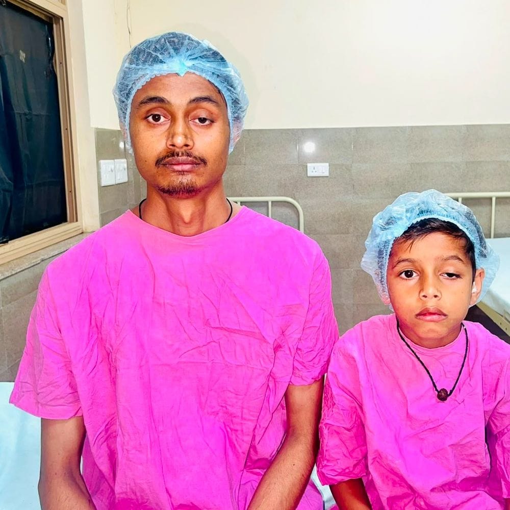जयपुर के आरयूएचएस हॉस्पिटल में हुई दुर्लभ सर्जरी:डॉक्टर्स ने पिता और पुत्र की आंखों की रोशनी बचाई; झुकी पलकों से ढकी रहती थी आंखें