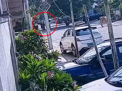 जयपुर के पॉश इलाके में महिला की चेन तोड़ी, VIDEO:बाइक पर आए बदमाश; कुछ ही देर बाद दूसरी महिला पर झपट्टा मारा