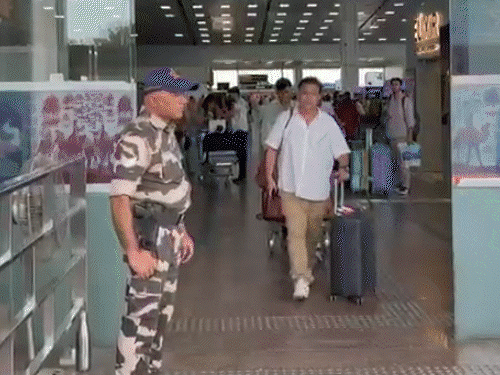 जयपुर पहुंचे दिग्गज अभिनेता कुमुद मिश्रा, कैमरे से बनाई दूरी:12 जुलाई को नाटक 'पुराने चावल' की देंगे प्रस्तुति; शुभ्रज्योति बराट भी करेंगे अभिनय