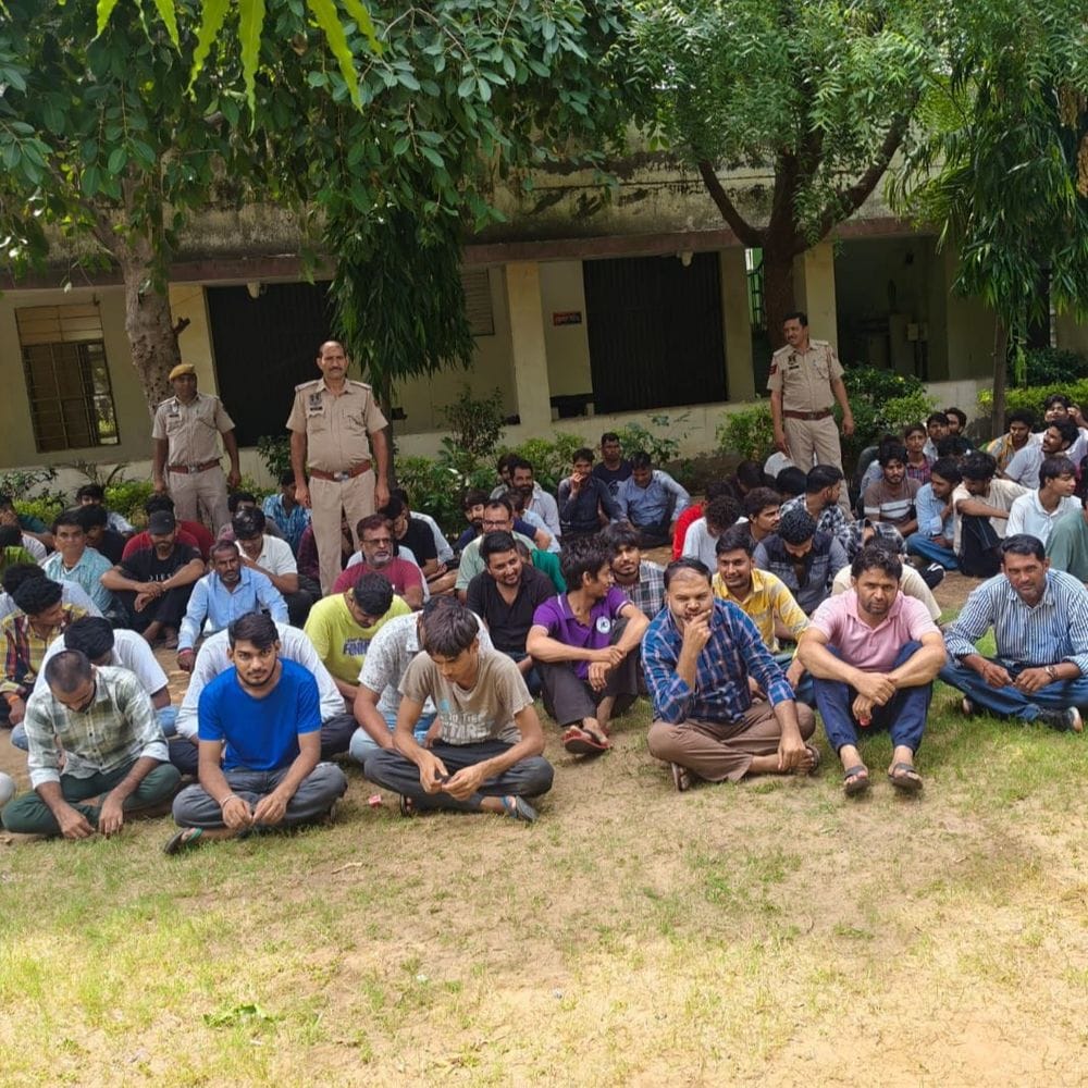 जयपुर में एक साथ दबोचे गए 313 बदमाश:अपार्टमेंट से 3 युवतियों समेत 94 संदिग्ध हिरासत में, बिना वेरिफिकेशन के रह रहे थे