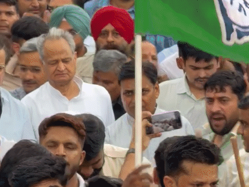 जयपुर में कांग्रेस नेताओं का भाजपा कार्यालय कूच:गहलोत-डोटासरा समेत सैकड़ों कार्यकर्ता शामिल, पुलिस फोर्स तैनात