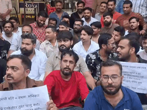 जयपुर में क्रिस्टल-कोर्ट मॉल में व्यापारियों ने दुकानें की बंद:दो दिन से धरने पर, बोले- लाखों रुपए किराए के बाद भी सुविधाएं नहीं मिल रहीं