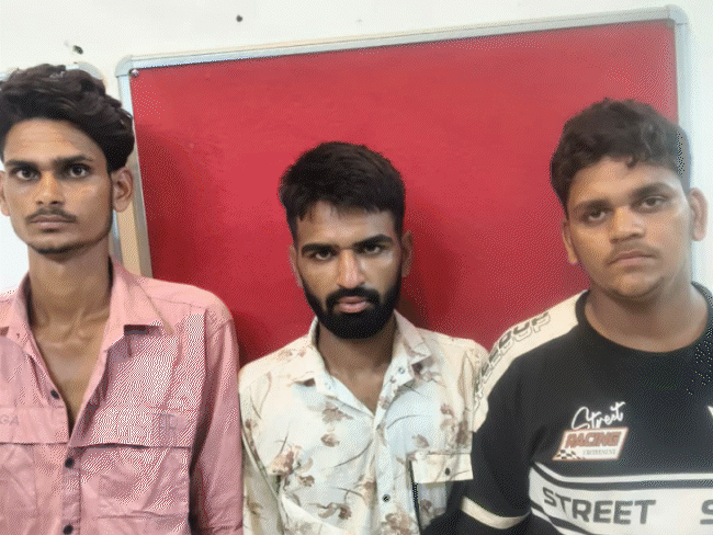 जयपुर में ज्वेलर को लूटने वाले तीन और आरोपी गिरफ्तार:पुलिस ने कोर्ट में पेश कर पांच दिन के रिमांड पर लिया, मौका परेड निकाली