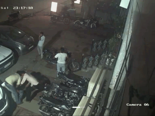 जयपुर में दोस्तों को लाठी-डंडों से बेरहमी से पीटा, VIDEO:होटल के बाहर खड़ी कारों के शीशे तोड़े, कैश काउंटर से 30 हजार रुपए लूटे