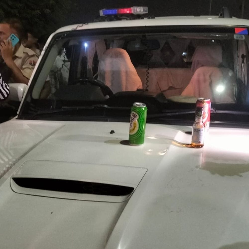जयपुर में पुलिस की गाड़ी डिवाइडर फांद कार से टकराई:भीड़ ने स्कॉर्पियो पर पत्थर फेंके, शीशे तोड़कर बीयर की कैन और बोतल निकाल बोनट पर रखी