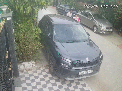 जयपुर में बिजनेसमैन की पत्नी से दिनदहाड़े लूट; VIDEO:चाकू दिखाकर धमकाया, फिर चेन छीन ले गया बदमाश; मंदिर जा रही थी महिला