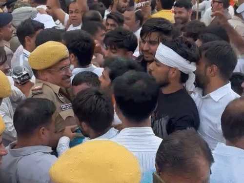 जयपुर में भाजपा कार्यकर्ताओं पर वाटर कैनन चलाई:कांग्रेस कार्यालय घेराव करने निकले थे,राठौड़ बोले- जंतर-मंतर पर प्रदर्शन करने वाले भाड़े के टट्‌टू और पत्थरबाज थे