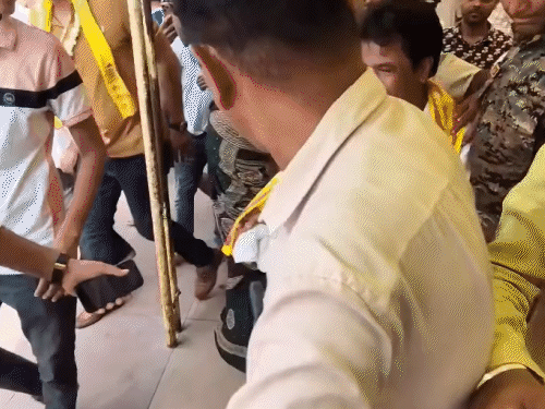 जयपुर में भीड़ में फंसे एक्टर राजपाल यादव:गोविंद देव जी मंदिर पहुंचकर किए दर्शन, फैंस ने घेरा, तस्वीरें खिंचवाईं