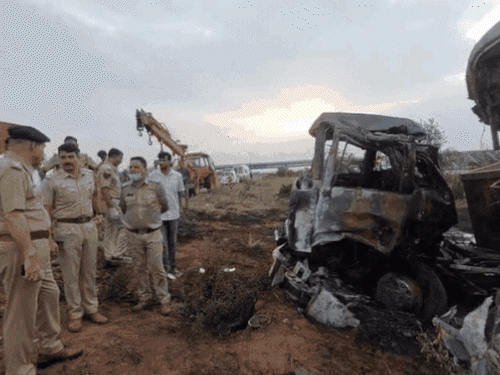 जहां बस-ट्रेलर भिड़े,वहां घुमावदार सड़क पर न साइनबोर्ड, न लाइट:कन्फ्यूज होकर अचानक ब्रेक लगा देते हैं ड्राइवर, एक्सप्रेस-वे पर हादसे में 8 की मौत