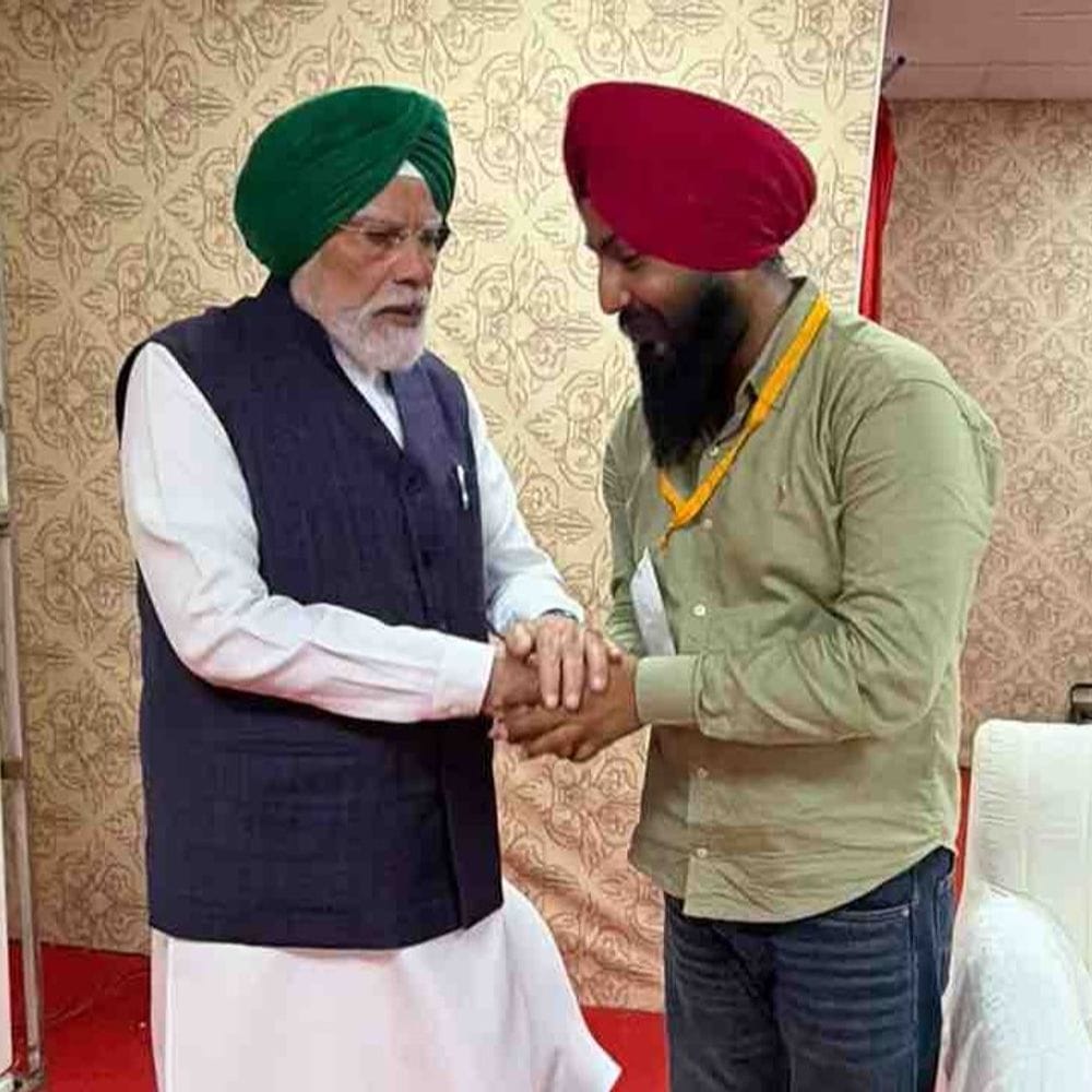 जालंधर- डेढ़ मिनट में PM को बांधी शाही पगड़ी:मोदी ने सनप्रीत से कहा- पिछली बार से बेहतर बांधना, फिर शीशा देखकर मुस्कुराए