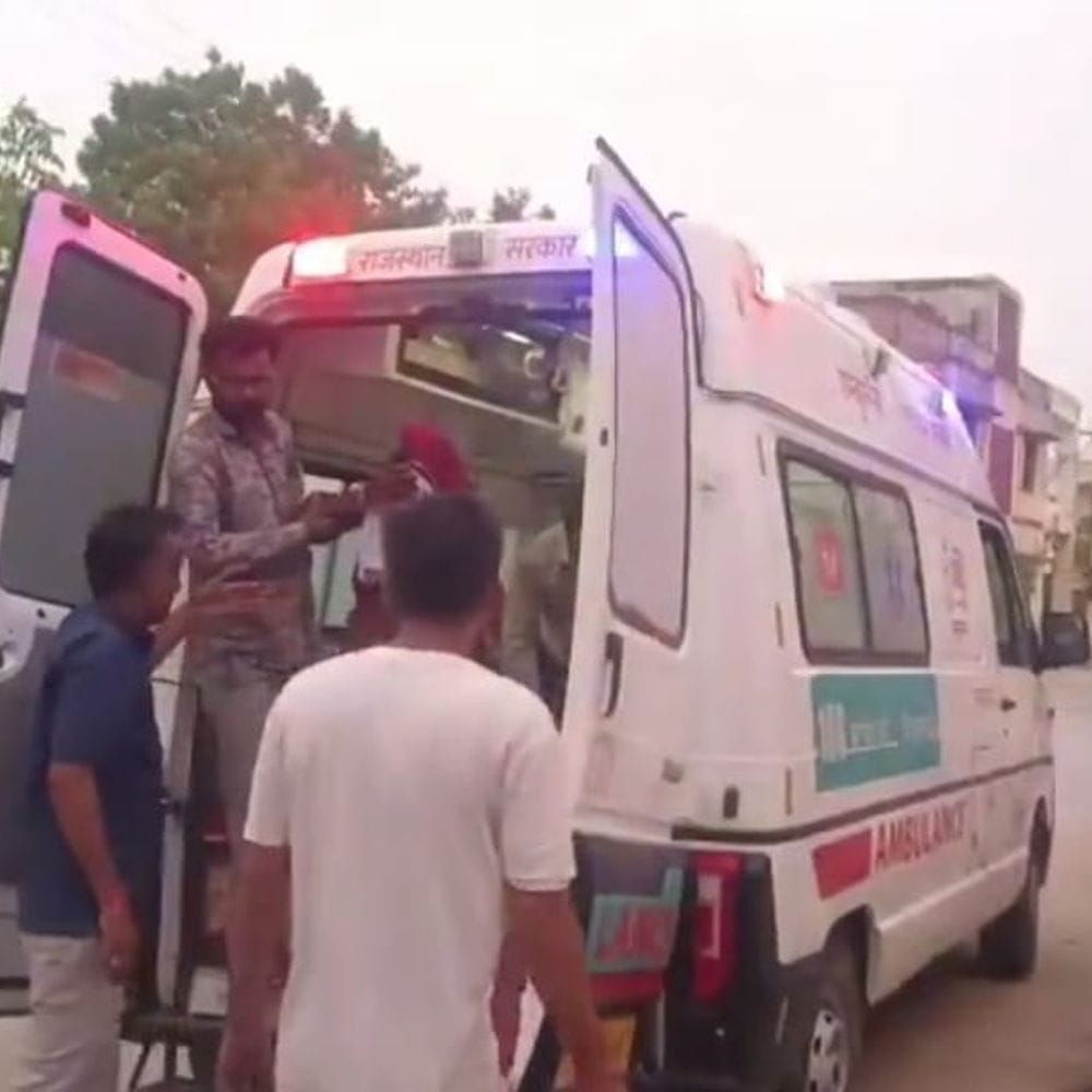 जालोर में बोलेरो, ओमनी और बाइक की टक्कर, 6 घायल:दो महिलाओं समेत तीन घायलों को किया गया रेफर