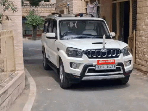जालोर में शराब ठेके से चोरी करने वाला आरोपी गिरफ्तार:48 घंटों में दबोचा, चोरी की शराब और कार बरामद