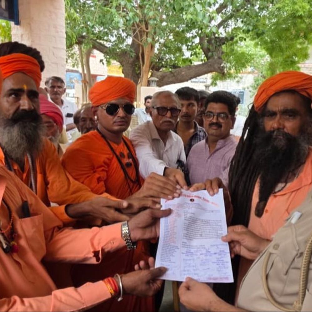 जालोर में संत बोले- आरोपी नहीं पकड़े तो लेंगे समाधि:मंदिर में तोड़फोड़ करने वालों पर कार्रवाई की मांग, सौंपा ज्ञापन
