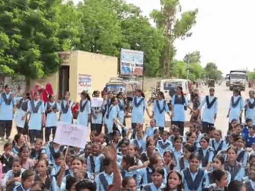 जालोर में स्कूल गेट पर स्टूडेंट्स ने लगाया ताला:बोले- टीचर्स के 24 में से 13 पद खाली, पढ़ाई पर हो रहा असर