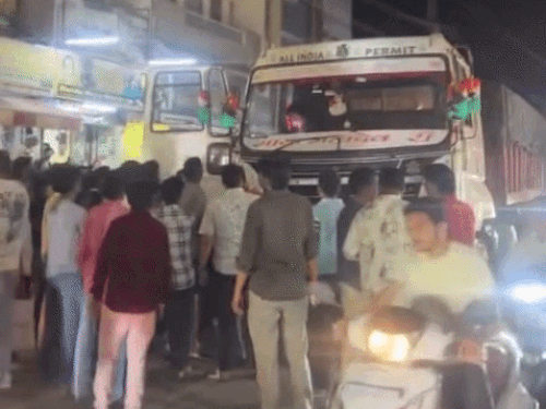 जालोर में स्लरी से भरे ट्रक ने बाइक को कुचला:दो युवक गंभीर घायल, एक गुजरात रेफर, ट्रक ड्राइवर गिरफ्तार