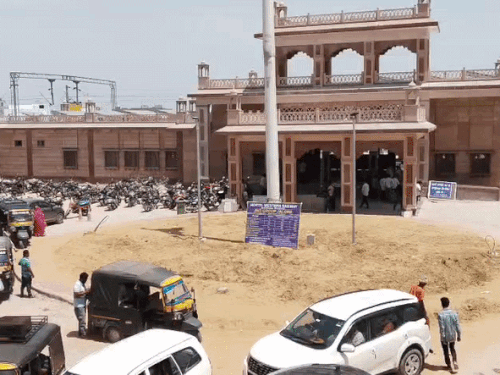 जालोर स्टेशन पर हाईटेक मशीनों से होगी सफाई:7 तरह की नई मशीनों को चलाएंगे हेल्पर, 16 कर्मचारियों को ट्रेनिंग दी जा रही