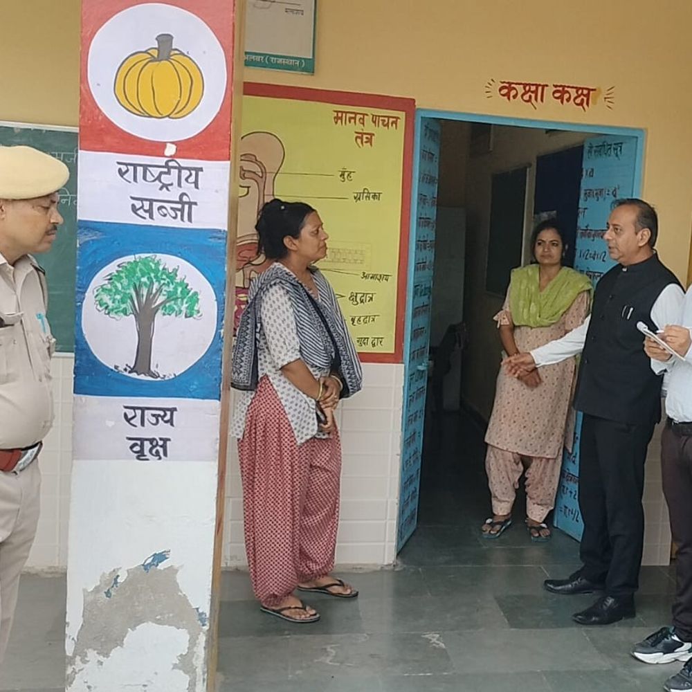 जिला विधिक सेवा प्राधिकरण सचिव ने स्कूल का निरीक्षण किया:रजिस्टर जांच में अनियमितता मिली, छात्राओं को योजनाओं का लाभ देने के निर्देश दिए