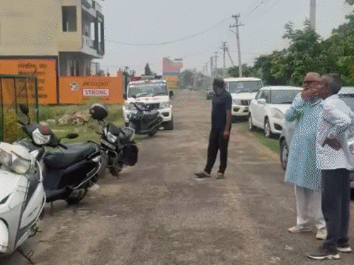 जीएसटी असिस्टेंट कमिश्नर के घर लूट:परिवार को डेढ़ घंटे तक बंधक बनाया, बचाने आए बेटे का सिर फोड़ा; बदमाशों ने आम भी खाए