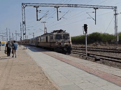 जैसलमेर-दिल्ली एक्सप्रेस अब दिल्ली कैंट पर नहीं रुकेगी:स्टेशन अपग्रेडेशन के चलते 12 अक्टूबर तक बदला शेड्यूल, अन्य ट्रेनें भी होंगी प्रभावित